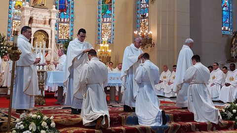 Rito de la imposici�n de manos en la ordenaci�n de tres sacerdotes en la iglesia del Seminario Mayor de Ourense.