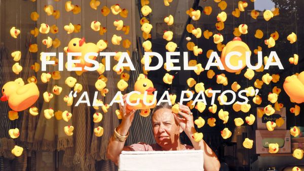 Los locales de Vilagarc�a tambi�n se preparan para las fiestas. Flips es una de las tiendas que m�s creatividad ponen a las calles arousanas. Con un escaparate festivo y una oferta de accesorios clave, esperan con ganas que la Festa da Auga comience.