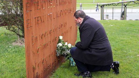 El presidente del Principado de Asturias, Adri�n Barb�n, particip� este viernes en el HUCA en un acto en recuerdo de las v�ctimas del covid-19