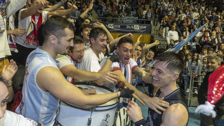 Barcello celebra con aficionados del Obradoiro la victoria ante el Leyma en el derbi de la primera vuelta