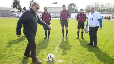 Juan Carlos Dur�n (a la izquierda), hace un saque de honor en el homenaje que le tribut� el Lemos en marzo del 2015