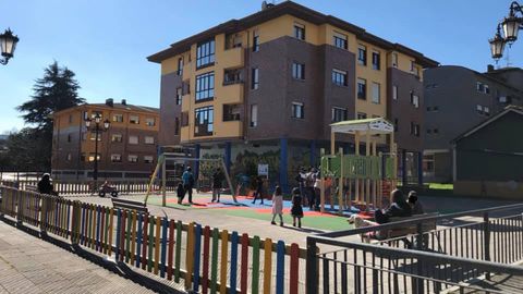 Parque infantil de la plaza del Pueblo de Madrid, en la localidad de Colloto