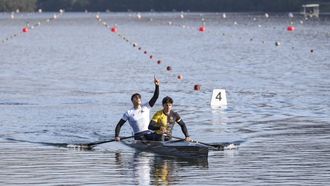 El vilanov�s Manu Font�n con su compa�ero Diego Dom�nguez haciendo la habitual dedicatoria a su madre fallecida tras cada una de sus victorias.