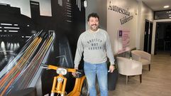 Jacobo Arias en su negocio, Autoescuela Valdeorras