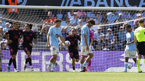 Las caras de Burcio y Marcos Alonso tras marcar Adri�n Ni�o lo dicen todo; los c�lticos dejaron pasar la oportunidad de ganar. XO�N CARLOS GIL