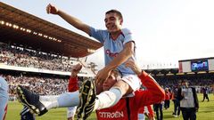 A hombros de su gran amigo Dani Abalo, que tambi�n hab�a disputado ese partido