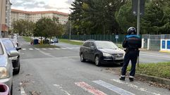 Polic�a local multando un coche mal estacionado en Esteiro.