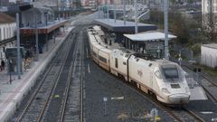 Un Alvia de Madrid en la estaci�n de Lugo, con las obras de la Intermodal al fondo