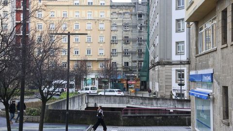 Vista del edificio apuntalado que causa da�os al colindante (izda.) y contiguo tambi�n al ambulatorio Fontenla Maristany.