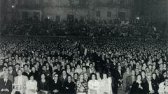 Imaxe da Praza da Quintana o 25 de xullo de 1961 con motivo da estrea en Galicia de �Os vellos non deben de namorarse�, de Castelao