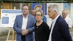 El alcalde de Malpica, a la izquierda, junto a la conselleira de Infraestruturas, Ethel V�zquez