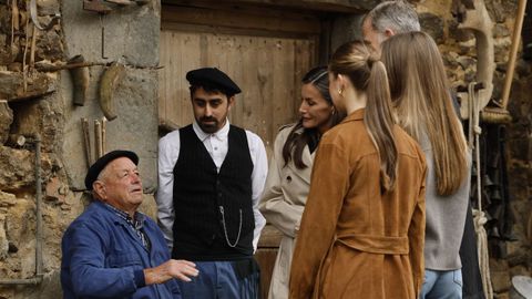 Los reyes, la princesa de Asturias y la infanta Sof�a conversan con los habitantes de Valdesoto, en el concejo de Siero, este s�bado, donde la heredera de la Corona entregar� el Premio al Pueblo Ejemplar con el que fue reconocida esta parroquia tras presentar su candidatura durante 21 ediciones