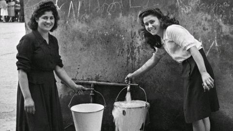Dos mujeres cogiendo agua en una fuente de Sotrondio (San Martín del Rey Aurelio, 1947. Valentín Vega