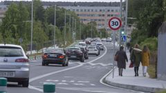 La calle Clara Campoamor, que est� limitada a 30, ha visto incrementado el tr�fico de veh�culos y peatones con la entrada en servicio de la estaci�n intermodal y de la pasarela peatonal que ahora conecta el H�rreo con Pontepedri�a