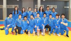 Los integrantes del equipo cruce�o, junto a su t�cnico, Rub�n M�ndez, posan con las medallas y trofeos.