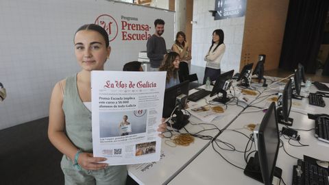 Los alumnos pudieron inmortalizar su presencia en la fiesta con una portada de La Voz de Galicia, como hizo Lola Vzquez, del IES Francisco Aguiar, que haba ganado uno de los concursos mensuales