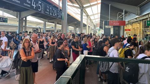 Im�genes de la estaci�n de Ourense tras los retrasos de los trenes con destino a Santiago