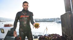 Bruno Prez, uno de los mariscadores que sali esta semana a recoger erizo al abrir la campaa de equinodermos en la ra de Pontevedra