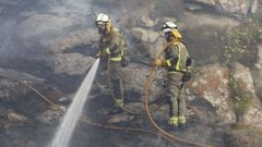 Imagen de archivo de las tareas de extincin de un incendio forestal en la Costa da Morte.