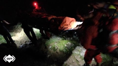 Un momento del porteo de la mujer extraviada y lesionada en el entorno de los Lagos, en On�s