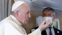 El papa en el avin de regreso de su viaje de Irak