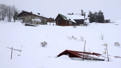 Establecimientos del puerto asturiano de San Isidro bajo la nieve