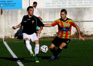 El veterano Juan Cabrejo, a la izquierda, en el choque en el campo del Laracha. 