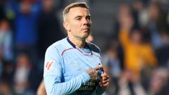 Iago Aspas se�alando el escudo en la celebraci�n del gol