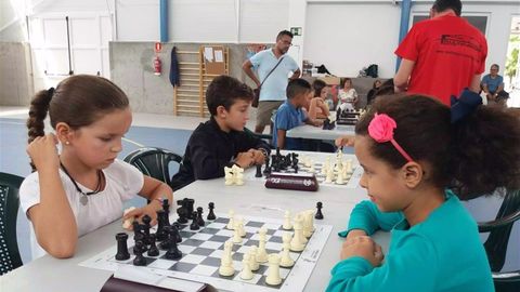 Partida de ajedrez de ni�os