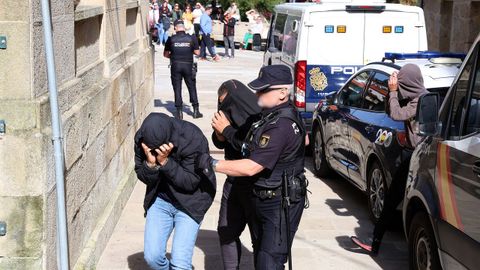 Dos de los detenidos, entrando en el juzgado de Muros para prestar declaracin.
