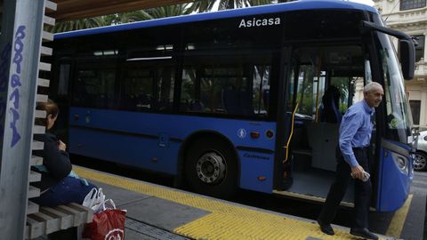 Imagen de archivo del bus interurbano en la parada de Entrejardines