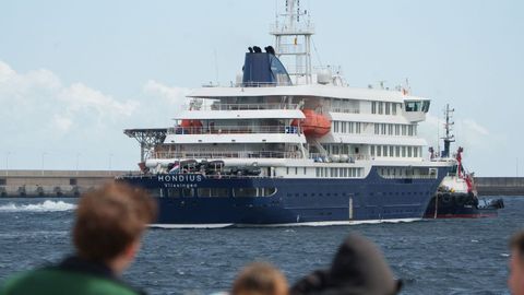 O cruceiro MV Hondius cando chegou a Tenerife para o desembarco de pasaxeiros.