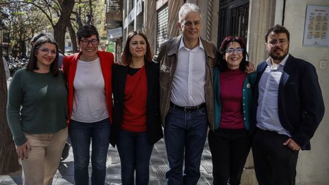 Representantes de Unidas Podemos e Izquierda Unida en Valencia posando este mircoles, tras anunciar su pacto para las autonmicas del 28M