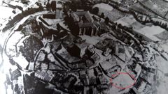 Una antigua fotografa area del monte de San Vicente en la que se indica (marcada en rojo) la situacin de la desaparecida plaza de las Ollas en el barrio intramuros del casco histrico de Monforte