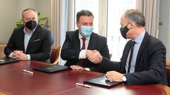 El presidente de la Diputaci�n, flanqueado por el diputado de Emprego (izquierda) y el jefe de la unidad territorial noroeste del grupo Tragsa, Manuel Villarroel Rial