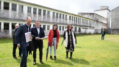 Valent�n Gonz�lez Formoso, en el centro de la imagen, durante una reciente visita al enclave en el que estar� ubicada la futura residencia.