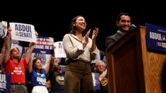  Alexandria Ocasio-Cortez y Abdul El-Sayed en un mitin en Detroit