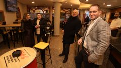 Iago Campo, en primer t�rmino en la derecha, reabri� el Leyton el pasado mes de febrero