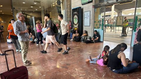 Im�genes de la estaci�n de Ourense tras los retrasos de los trenes con destino a Santiago