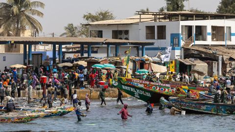 Imagen del puerto de Bargny (Senegal), desde donde miles de personas emprenden cada a�o una peligrosa ruta migratoria hacia Canarias.