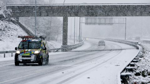 La nieve dificulta la circulacin por la autova A-6 en el entorno de los accesos a la carretera de A Fonsagrada. 