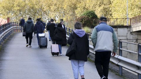 Pasajeros en el acceso a la estacin de buses de Ferrol.