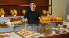 Pablo posa con varios de los dulces y panes que hace y vende en Mestura, en la avenida de Portugal