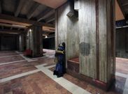 Una joven pareja se besa en una vac�a estaci�n de metro de la ciudad rumana de Bucarest. 