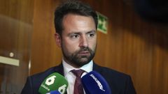 El presidente del PP Asturias, Alvaro Queipo, atiende a la prensa tras la votacin final, en el pleno extraordinario de la Junta General del Principado