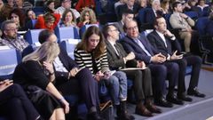 A la derecha, Victor Arufe, director general de la Plataforma Educa, seguido de Miguel �ngel Escotet, presidente de Afundaci�n, y los galardonados en el Premio Educa Abanca Mejor docente de Espa�a, que se entreg� en A Coru�a