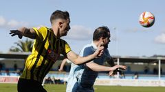 Un jugador del Viveiro busca un bal�n a�reo ante un jugador del Bouzas