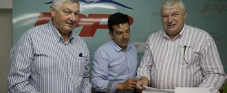 C�sar Aja junto a su sucesor al frente del partido local, Antonio Bouza, y el edil Celestino Garc�a. 