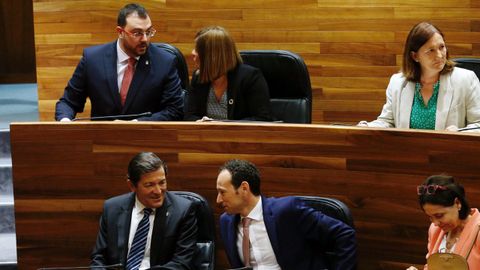 Adri�n Barb�n y Javier Fernandez en el pleno de investidura de la legislatura anterior del gobierno auton�mico socialista, en el a�o 2019.