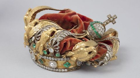 La corona, cuya montura es flexible y ligera, sufri� una deformaci�n por la tensi�n que experiment� al extraerse de la vitrina.